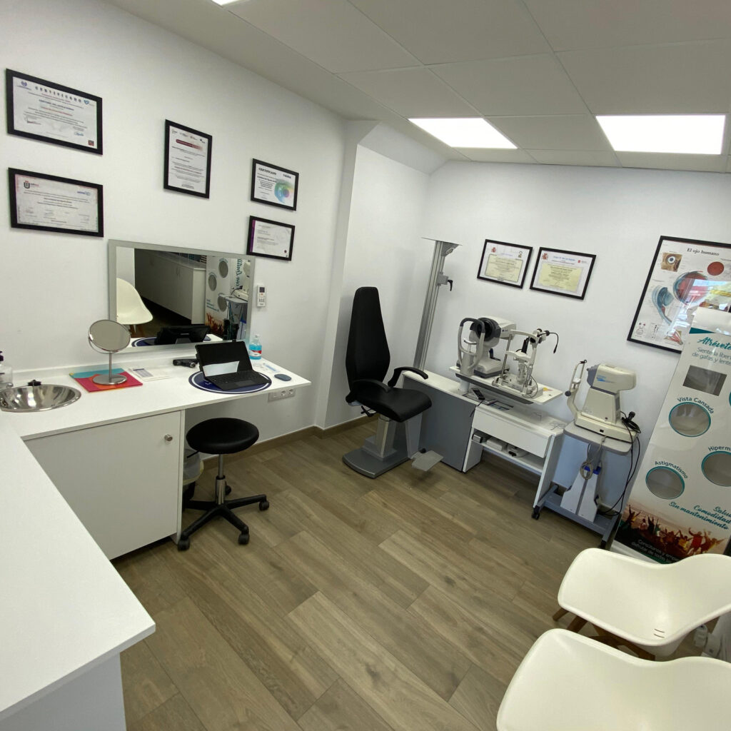 Centro Óptico Los Gallos en La Barrosa, Chiclana de la Frontera